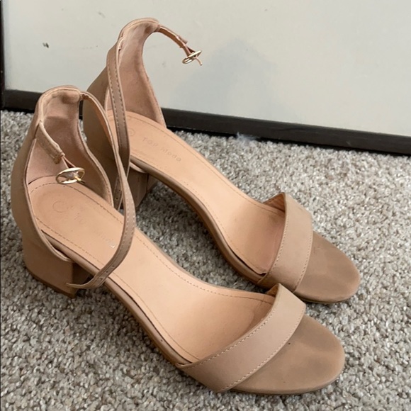 Tan short heels - Picture 1 of 3